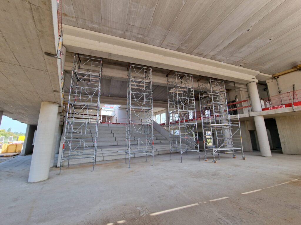 Das zukünftige Foyer mit der breiten Treppe ins 1. Obergeschoss. Sie dient auch als Lernort und als Tribüne bei Veranstaltungen.